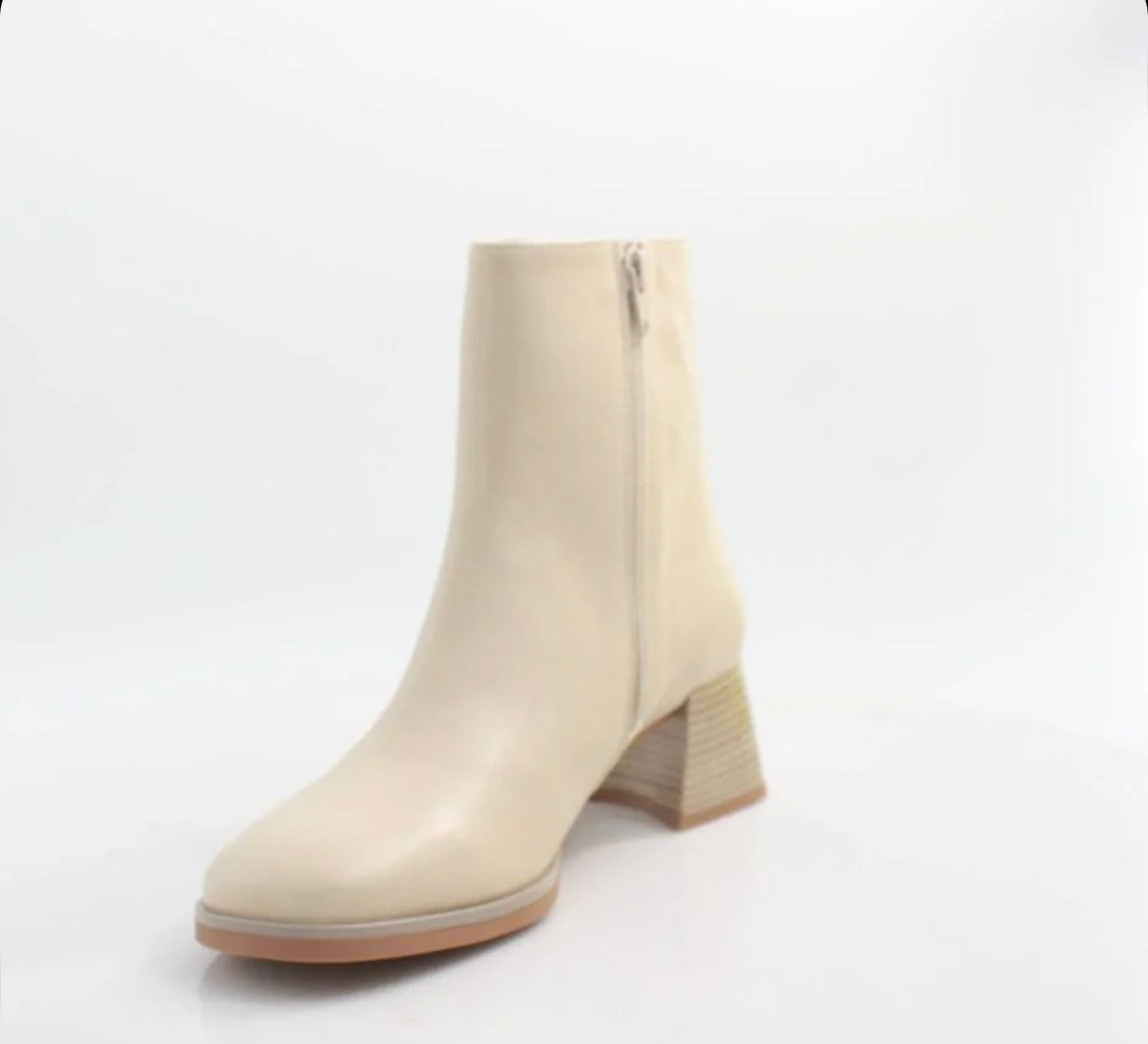 Hispanitas cream leather ankle boots