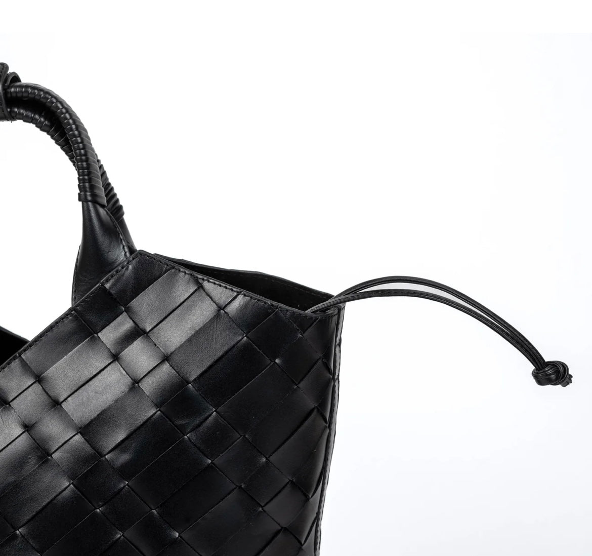 ALĒO black shopper